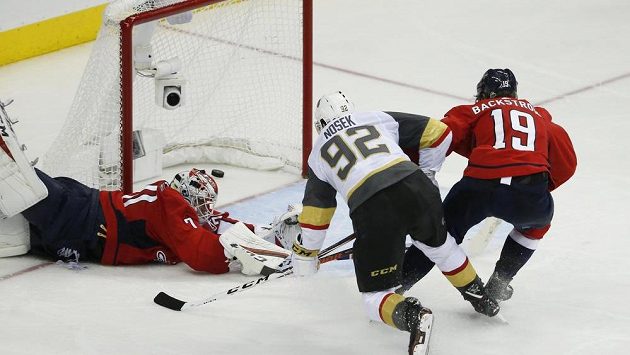 Tomáš Nosek (92) překonává washingtonského gólmana Holtbyho v poslední třetině třetího finále NHL. Tomáš Nosek (92) překonává washingtonského gólmana Holtbyho v poslední třetině třetího finále NHL.