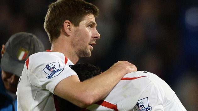 Plačícího Luise Suáreze utěšuje po utkání s Crystal Palace kapitán Liverpoolu Steven Gerrard. Plačícího Luise Suáreze utěšuje po utkání s Crystal Palace kapitán Liverpoolu Steven Gerrard.