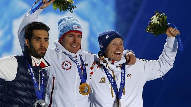 Nor Emil Hegle Svendsen (uprostřed), stříbrný Martin Fourcade (vlevo) z Francie a bronzový medailista Ondřej Moravec, trio nejlepších biatlonistů ze závodu na 15 km s hromadným startem. Nor Emil Hegle Svendsen (uprostřed), stříbrný Martin Fourcade (vlevo) z Francie a bronzový medailista Ondřej Moravec, trio nejlepších biatlonistů ze závodu na 15 km s hromadným startem.