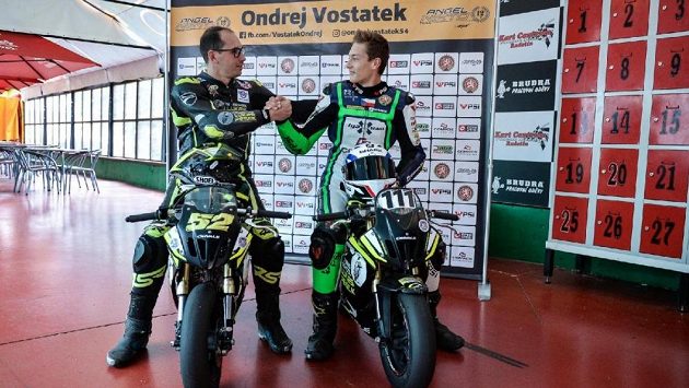 Patnáctiletý český motocyklový jezdec Ondřej Vostatek se pokusí v barvách elitního týmu Aspar Racing udělat další krok k postupu do mistrovství světa. Pomoci má i bývalý vynikající závodník Lukáš Pešek. Patnáctiletý český motocyklový jezdec Ondřej Vostatek se pokusí v barvách elitního týmu Aspar Racing udělat další krok k postupu do mistrovství světa. Pomoci má i bývalý vynikající závodník Lukáš Pešek.