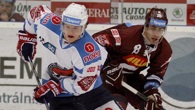 Chomutovský hráč David Kämpf a Andrej Kudrna ze Sparty. Chomutovský hráč David Kämpf a Andrej Kudrna ze Sparty.