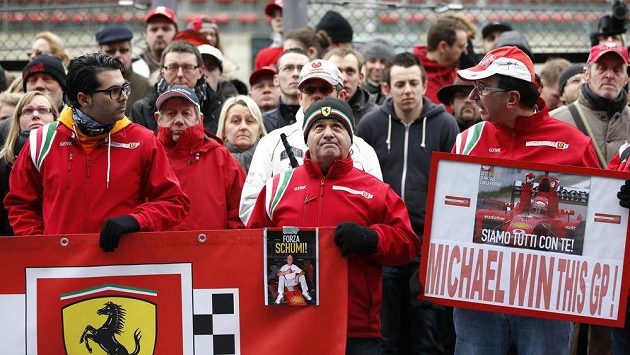 Fanoušci se modlí za zraněného Michaela Schumachera ve Spa-Francorchamps. Fanoušci se modlí za zraněného Michaela Schumachera ve Spa-Francorchamps.
