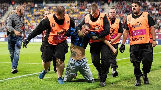 Pořadatelé vyvádějí fanouška Ukrajiny během utkání Ligy národů v Uherském Hradišti. Pořadatelé vyvádějí fanouška Ukrajiny během utkání Ligy národů v Uherském Hradišti.
