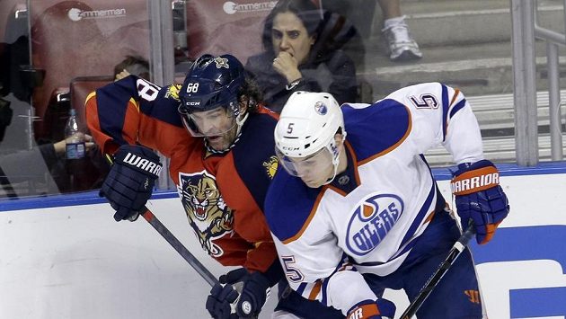 Obránce Edmontonu Oilers Mark Fayne (5) v souboji s Jaromírem Jágrem (68) z Floridy. Obránce Edmontonu Oilers Mark Fayne (5) v souboji s Jaromírem Jágrem (68) z Floridy.