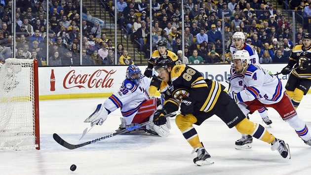 Český útočník David Pastrňák sice přihrál na gól Bostonu v utkání NHL proti New York Rangers, na konci duelu byl ale smutný - hosté vyhráli 2:1. Český útočník David Pastrňák sice přihrál na gól Bostonu v utkání NHL proti New York Rangers, na konci duelu byl ale smutný - hosté vyhráli 2:1.