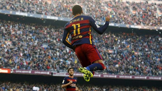 Útočník Barcelony Neymar oslavuje na Camp Nou jeden ze svých dvou gólů do sítě Villarrealu. Útočník Barcelony Neymar oslavuje na Camp Nou jeden ze svých dvou gólů do sítě Villarrealu.
