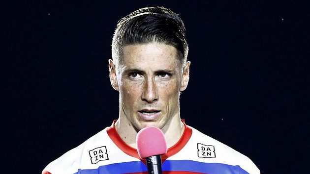 Fernando Torres z japonského Sagan Tosu při ceremoniálu po posledním zápase v kariéře. Fernando Torres z japonského Sagan Tosu při ceremoniálu po posledním zápase v kariéře.