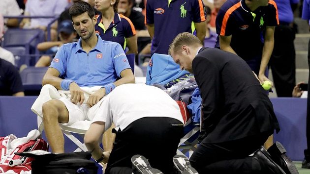 Novak Djokovič ze Srbska při ošetření ve finále US Open. Novak Djokovič ze Srbska při ošetření ve finále US Open.