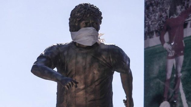 O socha slavného Maradony dostala roušku O socha slavného Maradony dostala roušku