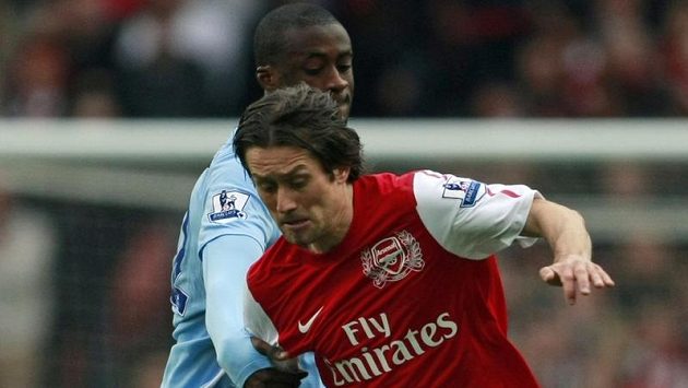 Tomáš Rosický z Arsenalu se snaží uniknout Yayovi Tourému z Manchesteru City. Tomáš Rosický z Arsenalu se snaží uniknout Yayovi Tourému z Manchesteru City.