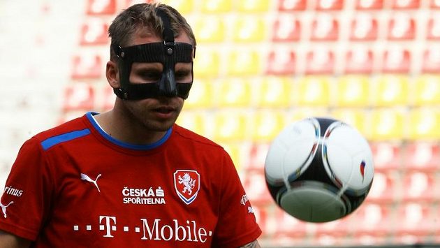Michal Kadlec absolvuje s maskou na obličeji už jen oficiální trénink. Na Rusy ji ovšem sundá... Michal Kadlec absolvuje s maskou na obličeji už jen oficiální trénink. Na Rusy ji ovšem sundá...