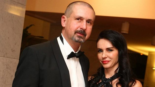 Trenér slovenské hokejové reprezentace Zdeno Cíger se svou přítelkyní Xénií Mikulovou. Trenér slovenské hokejové reprezentace Zdeno Cíger se svou přítelkyní Xénií Mikulovou.