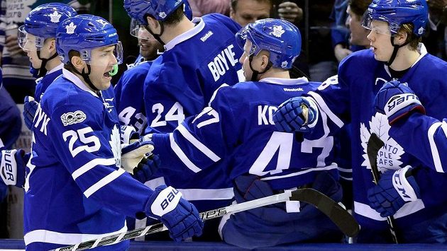 James van Riemsdyk (25) slaví fantastický gól do sítě Pittsburghu. James van Riemsdyk (25) slaví fantastický gól do sítě Pittsburghu.