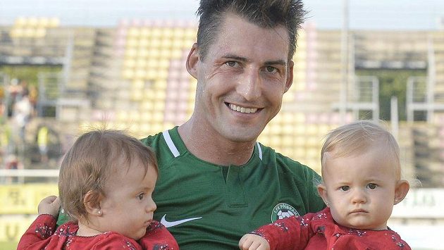 Rudolf Skácel z Příbrami se po zápase raduje se svými dcerami z výhry. Rudolf Skácel z Příbrami se po zápase raduje se svými dcerami z výhry.