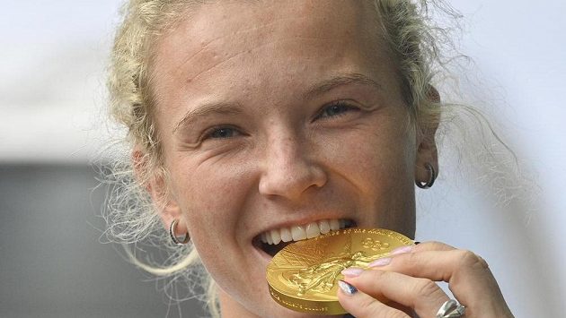 Tenistka Kateřina Siniaková pózuje se zlatou medailí z ženské čtyřhry po příletu z olympijských her v Tokiu. Tenistka Kateřina Siniaková pózuje se zlatou medailí z ženské čtyřhry po příletu z olympijských her v Tokiu.