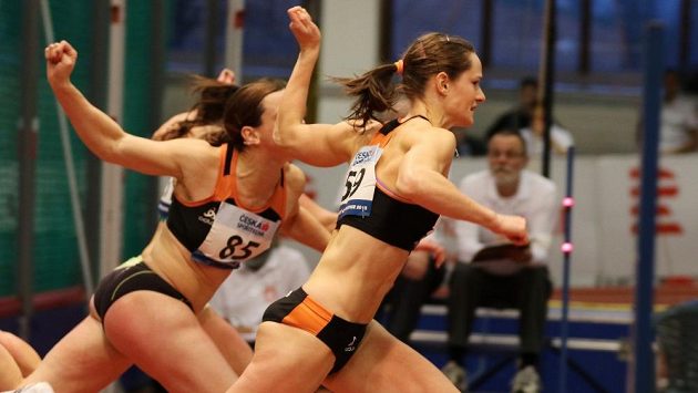 Kateřina Cachová finišuje při mistrovství republiky před Lucií Škrobákovou. Kateřina Cachová finišuje při mistrovství republiky před Lucií Škrobákovou.