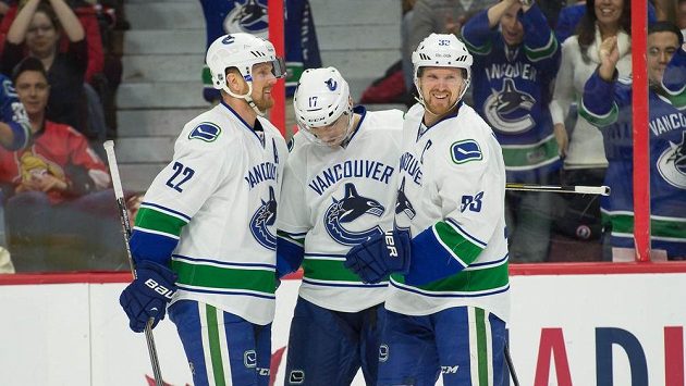 Český útočník Radim Vrbata (uprostřed) a břatři Sedinovi slaví gól Vancouveru proti Ottawě. Český útočník Radim Vrbata (uprostřed) a břatři Sedinovi slaví gól Vancouveru proti Ottawě.