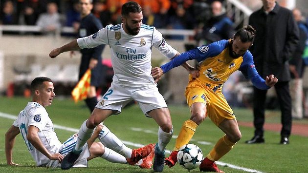 (Zleva) Lucas Vázquez a Dani Carvajal z Realu Madrid v souboji se Stathisem Aloneftisem z APOEL Nikósie. (Zleva) Lucas Vázquez a Dani Carvajal z Realu Madrid v souboji se Stathisem Aloneftisem z APOEL Nikósie.