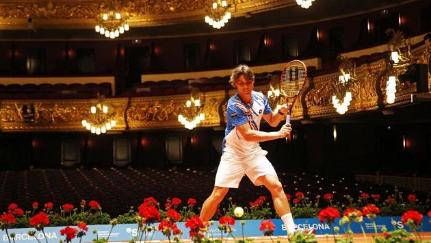 David Ferrer na improvizovaném kurtu na jevišti barcelonské opery. David Ferrer na improvizovaném kurtu na jevišti barcelonské opery.