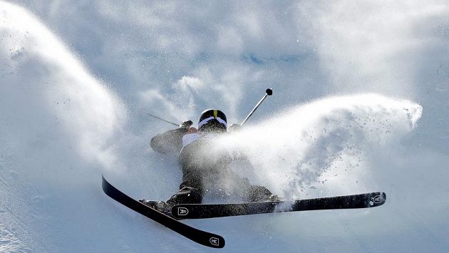 Śvýcarská akrobatická lyžařka Mathilde Gremaundová při své jízdě ve slopestylu na olympijských hrách v Pchjongčchangu. Śvýcarská akrobatická lyžařka Mathilde Gremaundová při své jízdě ve slopestylu na olympijských hrách v Pchjongčchangu.