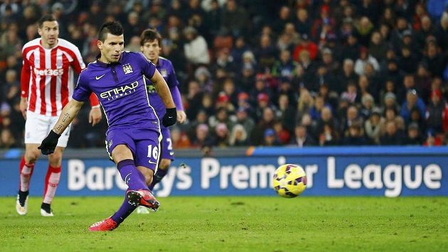 Argentinský útočník Sergio Agüero střílí z penalty třetí gól Manchesteru City na půdě Stoke. Argentinský útočník Sergio Agüero střílí z penalty třetí gól Manchesteru City na půdě Stoke.
