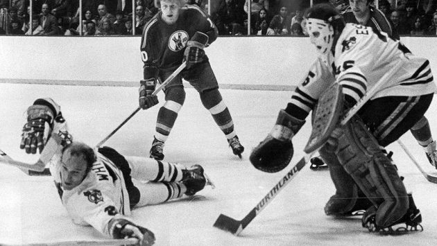 Bill White (zcela vlevo) v dresu Chicaga zastavuje na archivním snímku z roku 1976 střelu hráčů Kansas City, v brance jeho neméně slavný spoluhráč Tony Esposito. Bill White (zcela vlevo) v dresu Chicaga zastavuje na archivním snímku z roku 1976 střelu hráčů Kansas City, v brance jeho neméně slavný spoluhráč Tony Esposito.