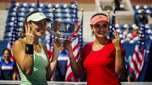Švýcarka Martina Hingisová a Sania Mirzaová z Indie po triumfu na US Open. Švýcarka Martina Hingisová a Sania Mirzaová z Indie po triumfu na US Open.