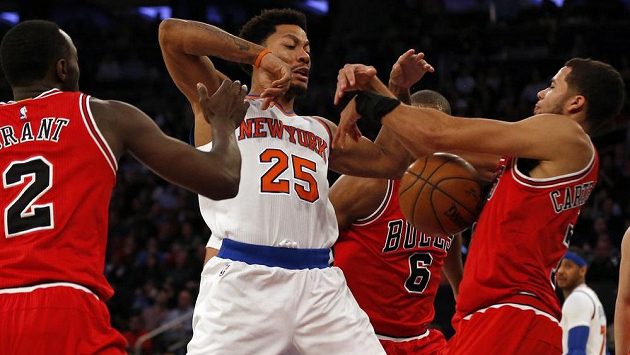 Rozehrávač New York Knicks Derrick Rose v obležení hráčů Chicaga. Rozehrávač New York Knicks Derrick Rose v obležení hráčů Chicaga.