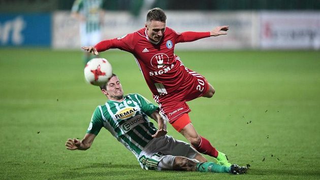 Olomoucký fotbalista Falta padá po zákroku hráče Bohemians v utkání 13. kola HET ligy. Olomoucký fotbalista Falta padá po zákroku hráče Bohemians v utkání 13. kola HET ligy.