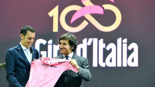 Vincenzo Nibali s růžovým dresem po boku pořadatele Urbana Caira při prezentaci 100. ročníku Gira. Vincenzo Nibali s růžovým dresem po boku pořadatele Urbana Caira při prezentaci 100. ročníku Gira.