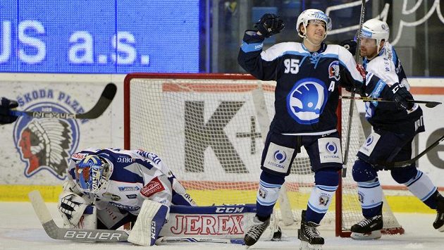 Miroslav Indrák (uprostřed) z Plzně se raduje z gólu, vlevo je brankář Komety Karel Vejmelka. Miroslav Indrák (uprostřed) z Plzně se raduje z gólu, vlevo je brankář Komety Karel Vejmelka.