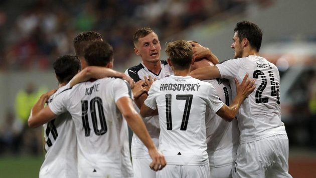 Plzeňský Michael Krmenčík se raduje z gólu proti FCSB se svými spoluhráči. Plzeňský Michael Krmenčík se raduje z gólu proti FCSB se svými spoluhráči.