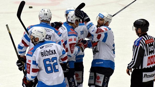 Radost chomutovských hokejistů z vyrovnávacího gólu proti Třinci. Radost chomutovských hokejistů z vyrovnávacího gólu proti Třinci.