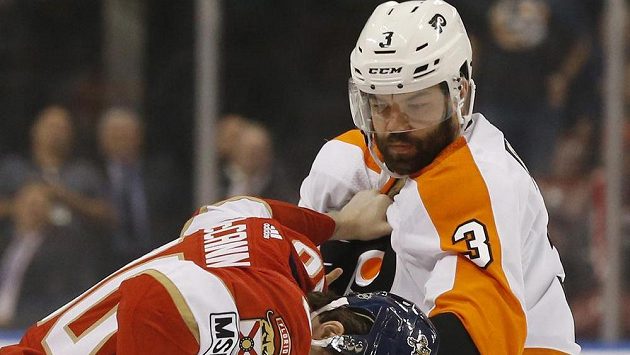 Český tvrďák Radko Gudas opět úřadoval v dresu Philadelphie Flyers v NHL. Obránce Fylers se pustil do útočníka Floridy Jareda McCanna už v první třetině utkání. Český tvrďák Radko Gudas opět úřadoval v dresu Philadelphie Flyers v NHL. Obránce Fylers se pustil do útočníka Floridy Jareda McCanna už v první třetině utkání.