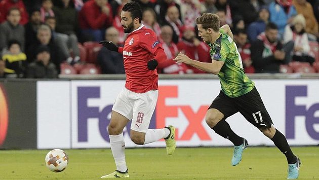 Patrik Hrošovský stíhá Michaela Ohanu z Hapoelu Beer Ševa. Patrik Hrošovský stíhá Michaela Ohanu z Hapoelu Beer Ševa.