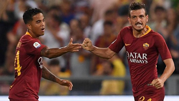 Fotbalista AS Řím Alessandro Florenzi sice slaví se spoluhráčem gól v duelu s Atalantou Bergamo, ale utkání 2. kola italské ligy nakonec nemělo po remíze 3:3 vítěze. Fotbalista AS Řím Alessandro Florenzi sice slaví se spoluhráčem gól v duelu s Atalantou Bergamo, ale utkání 2. kola italské ligy nakonec nemělo po remíze 3:3 vítěze.