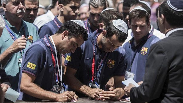 Barcelonský Xavi Hernandez (vlevo) se svými spoluhráči zapsali poselství do prasklin u Západní zdi v jeruzalémském Starém městě. Barcelonský Xavi Hernandez (vlevo) se svými spoluhráči zapsali poselství do prasklin u Západní zdi v jeruzalémském Starém městě.