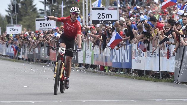Český biker Ondřej Cink projíždí cílem na páté příčce v závodě SP v cross country horských kol v Novém Městě na Moravě v kategorii muži Elite. Český biker Ondřej Cink projíždí cílem na páté příčce v závodě SP v cross country horských kol v Novém Městě na Moravě v kategorii muži Elite.