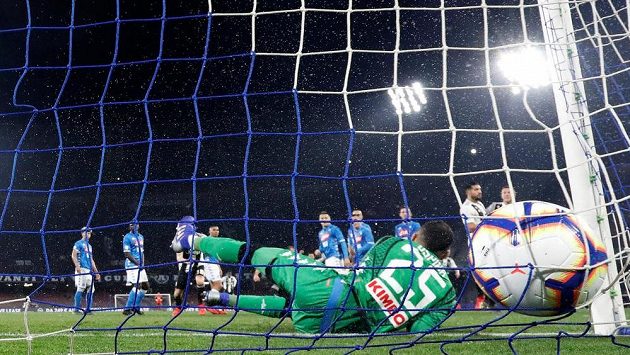 Míč je za zády brankáře Neapole Davida Ospiny po střele Miralema Pjaniče z Juventusu. Míč je za zády brankáře Neapole Davida Ospiny po střele Miralema Pjaniče z Juventusu.