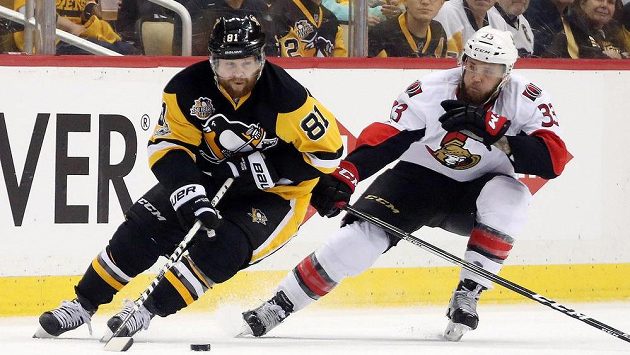 Phil Kessel (81) z Pittsburghu a Fredrik Claesson (33) z Ottawy. Phil Kessel (81) z Pittsburghu a Fredrik Claesson (33) z Ottawy.