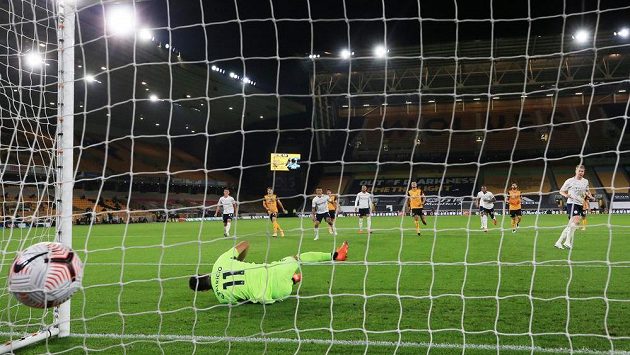 Fotbalista Manchesteru City Kevin De Bruyne dává gól z penalty proti Wolves. Fotbalista Manchesteru City Kevin De Bruyne dává gól z penalty proti Wolves.