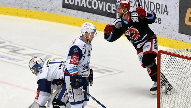 Vladimír Svačina se raduje z druhého gólu Třince v úvodním finále hokejové extraligy. Gól dal Lukáš Krajíček. Zleva jsou smutní brankář Brna Marek Čiliak a jeho spoluhráč Tomáš Bartejs. Vladimír Svačina se raduje z druhého gólu Třince v úvodním finále hokejové extraligy. Gól dal Lukáš Krajíček. Zleva jsou smutní brankář Brna Marek Čiliak a jeho spoluhráč Tomáš Bartejs.