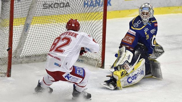 Zleva Rostislav Martynek a brankář Zlína Libor Kašík. Zleva Rostislav Martynek a brankář Zlína Libor Kašík.