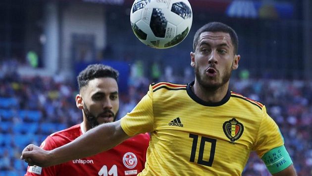 Kapitána belgického výběru Edena Hazarda (vpravo) se snaží zastavit Dylan Bronn z Tuniska. Kapitána belgického výběru Edena Hazarda (vpravo) se snaží zastavit Dylan Bronn z Tuniska.