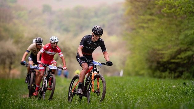 Kristian Hynek (v černém) z týmu Vitalo Future Cycling na trati závodu. Kristian Hynek (v černém) z týmu Vitalo Future Cycling na trati závodu.