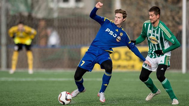 Jihlavu čeká česká zima na umělce... Vlevo Petr Hronek v souboji s obráncem Bohemians Michalem Šmídem. Jihlavu čeká česká zima na umělce... Vlevo Petr Hronek v souboji s obráncem Bohemians Michalem Šmídem.
