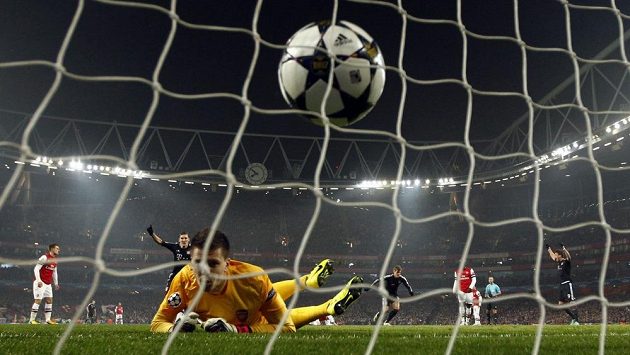 Gól! Hráči Bayernu slaví, brankář Arsenalu Wojciech Szczesny už jen zpytuje svědomí. Gól! Hráči Bayernu slaví, brankář Arsenalu Wojciech Szczesny už jen zpytuje svědomí.