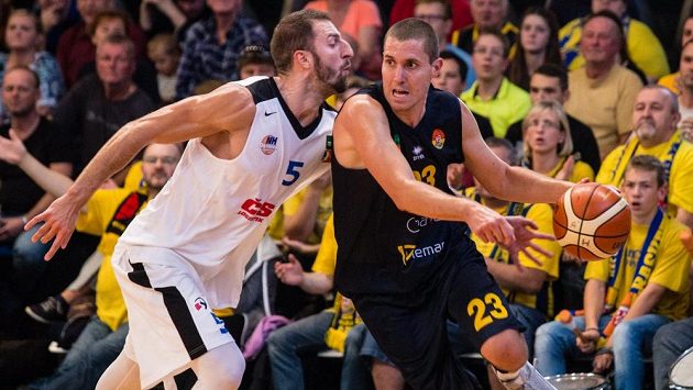 Basketbalista Luděk Jurečka z Opavy (vpravo). Ilustrační foto Basketbalista Luděk Jurečka z Opavy (vpravo). Ilustrační foto