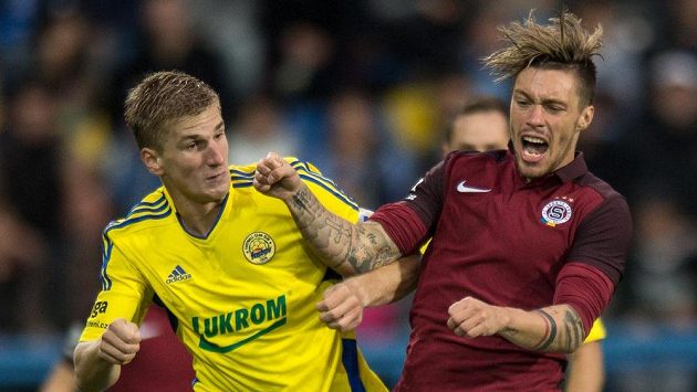 Střelci gólů zlínský stoper Jakub Jugas (vlevo) v souboji se sparťanem Václavem Kadlecem v zápase 7. ligového kola. Střelci gólů zlínský stoper Jakub Jugas (vlevo) v souboji se sparťanem Václavem Kadlecem v zápase 7. ligového kola.