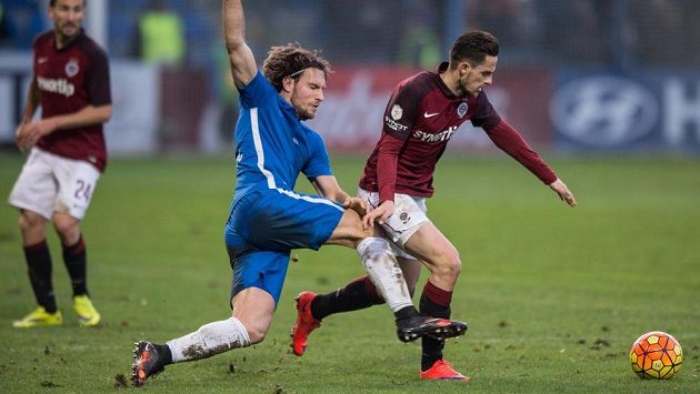 Liberecký útočník Michael Rabušic a obránce Sparty Praha Mario Holek bojují o míč v posledním vzájemném duelu, který Slovan vyhrál 1:0. Liberecký útočník Michael Rabušic a obránce Sparty Praha Mario Holek bojují o míč v posledním vzájemném duelu, který Slovan vyhrál 1:0.